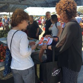 Ciudadanos defiende el producto local y de proximidad en su visita al mercado de la playa Ciudadanos defiende el producto local y de proximidad en su visita al mercado de la playa